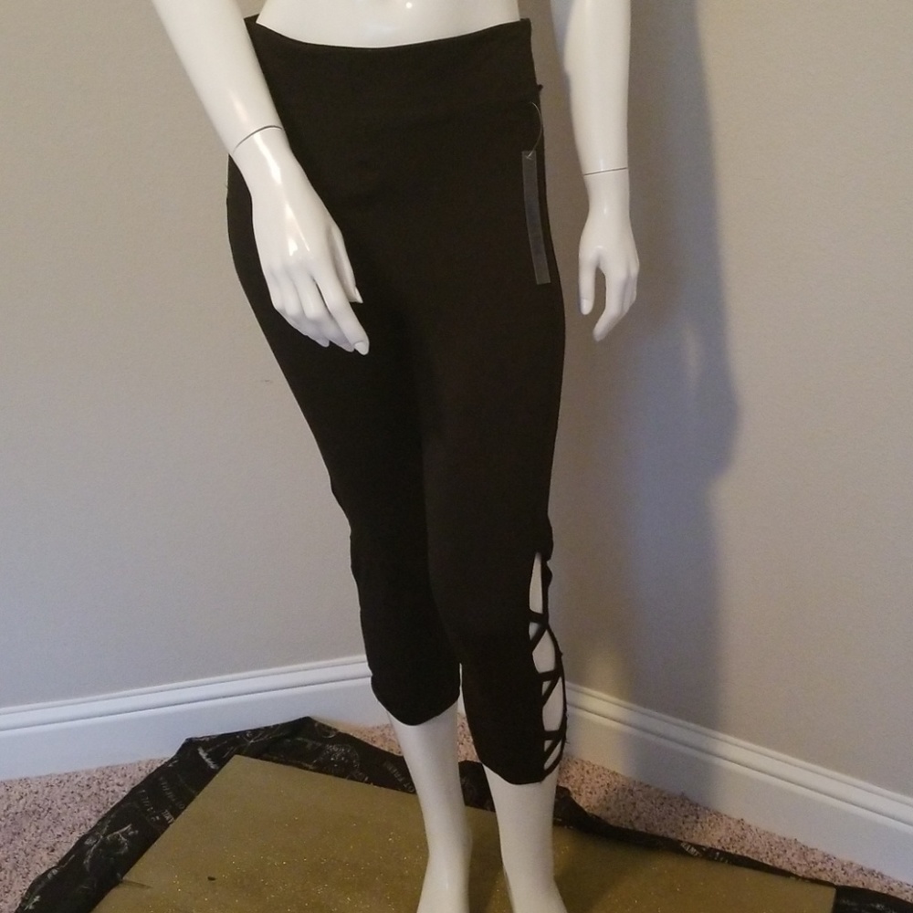 Trendy Black Workout Capris